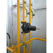 製品出し入れ用フォークリフト