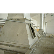 製品出し入れ用フォークリフト