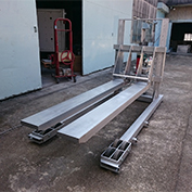 製品出し入れ用フォークリフト