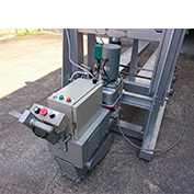 製品出し入れ用フォークリフト