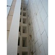 製品出し入れ用フォークリフト